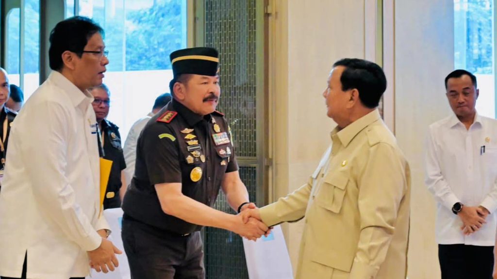 Jaksa Agung ST Burhanuddin tampak menyalami Presiden Prabowo Subianto didampingi Menteri Keuangan, Purbaya Yudhi Sadewa, di Gedung Utama, Kejaksaan Agung, Jakarta Selatan, Senin (20/10/2025) Foto: Setkab RI