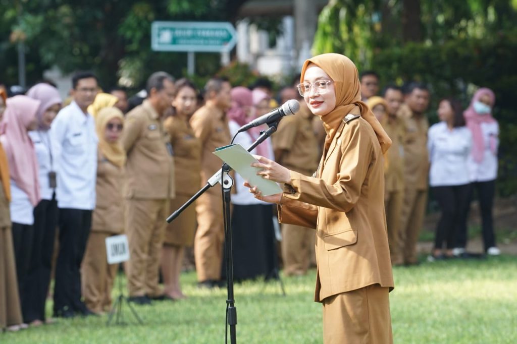ASN Kediri Teken Pakta Integritas, Mbak Wali Tekankan Etika Publik Wali Kota Kediri, Vinanda Prameswati dalam apel pagi di halaman Balai Kota Kediri, Senin (20/10/2025) (Diskominfo Kota Kediri)