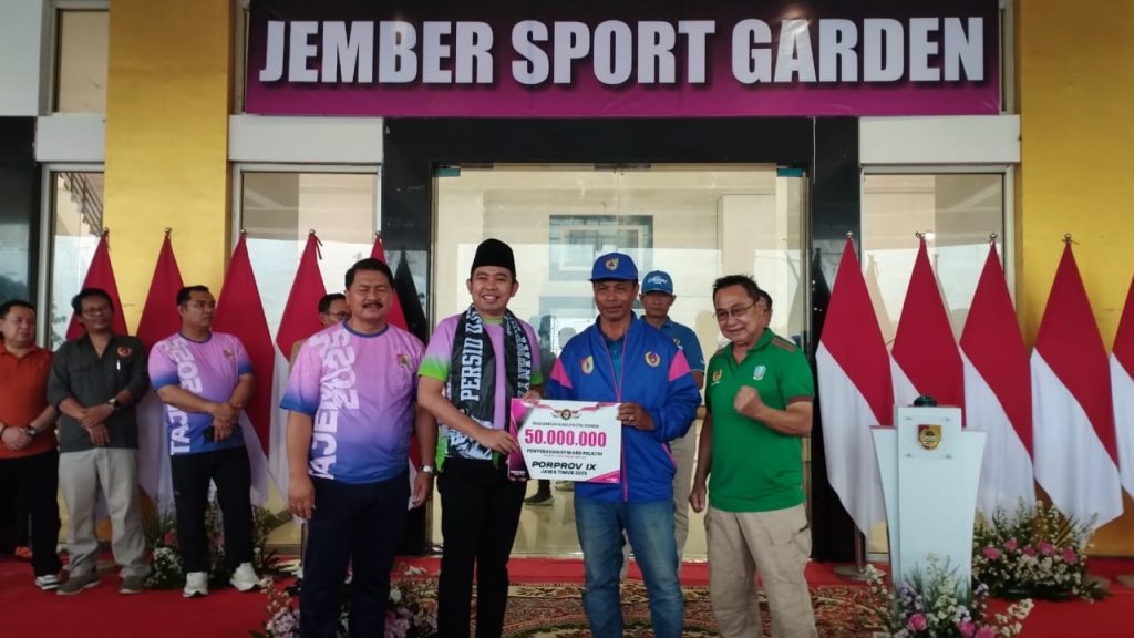 Aries Bawono pelatih cabang balap sepeda menerima bonus dari Bupati Jember Muhammad Fawaid (Edi Mulyono/GOnews.id)