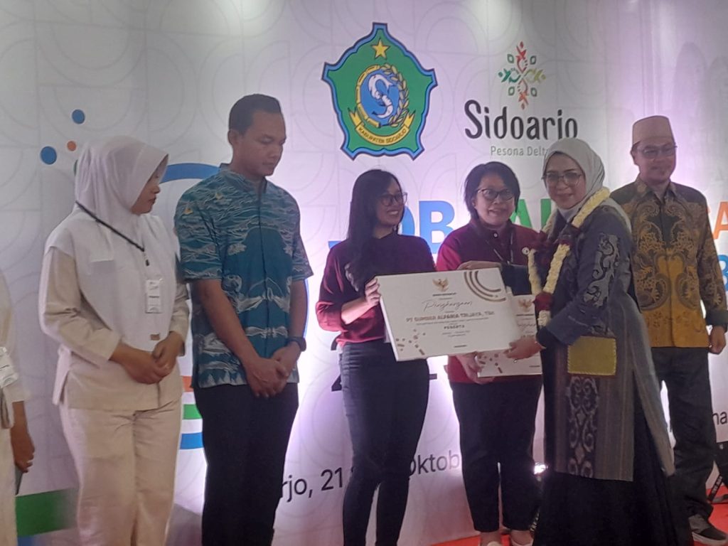 Kepala Disnaker Sidoarjo Ainun Amalia membuka Job Fair Inklusif Hybrid di GOR Sidoarjo, Selasa (21/10/2025) (FT/NUG)