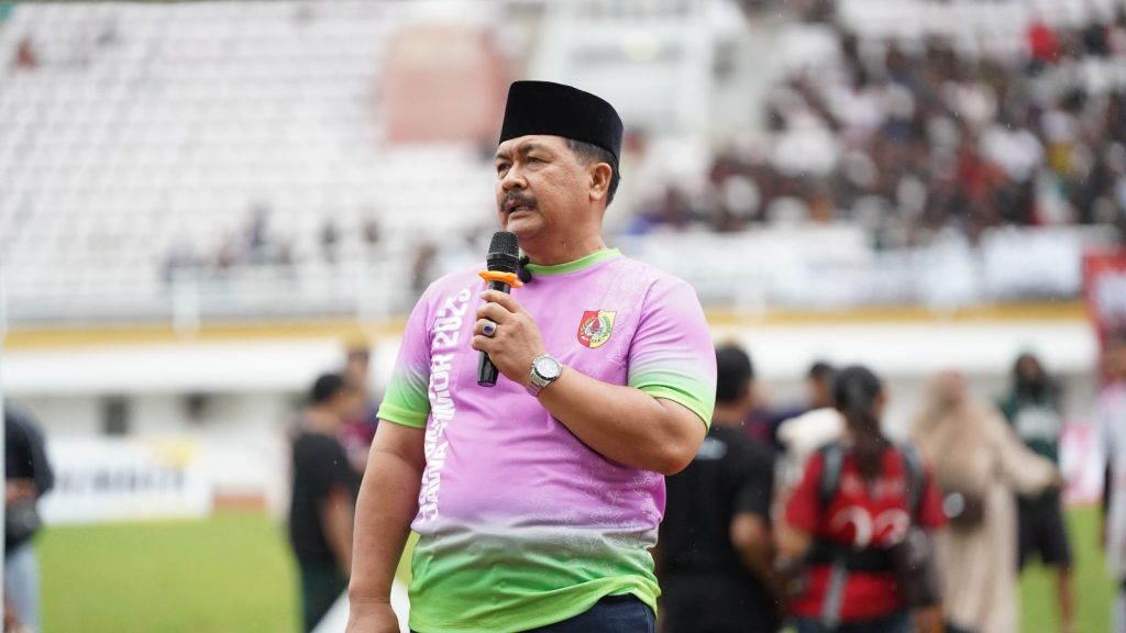 Kadispora Pemkab Jember Edy Budi Susilo penutupan sepak bola santri Piala Gus Bupati Jember di JSG (Foto: Diskominfo Jember)