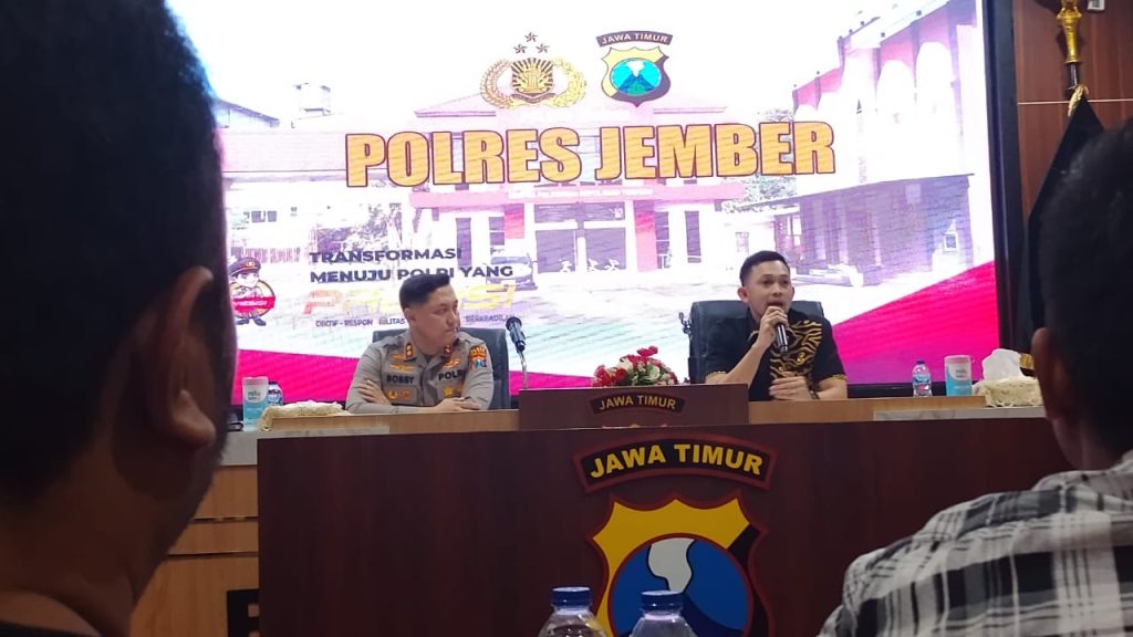 Kapolres Jember AKBP BOBBY A Candra Putra sewaktu menemui perwakilan tim advokasi.foto Edy Winarko/ Mahrus Sholeh