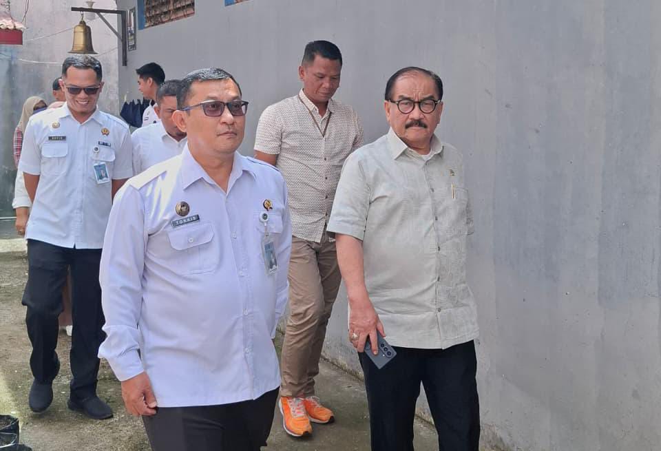 Sidak DPR di Rutan Padang Panjang: Pelayanan Dinilai Manusiawi Anggota Komisi XIII DPR RI Ir. M. Sodiq Pasadique meninjau fasilitas dapur dan klinik di Rutan Kelas II B Padang Panjang, Rabu (22/10/2025) (Dion/GOnews.id)