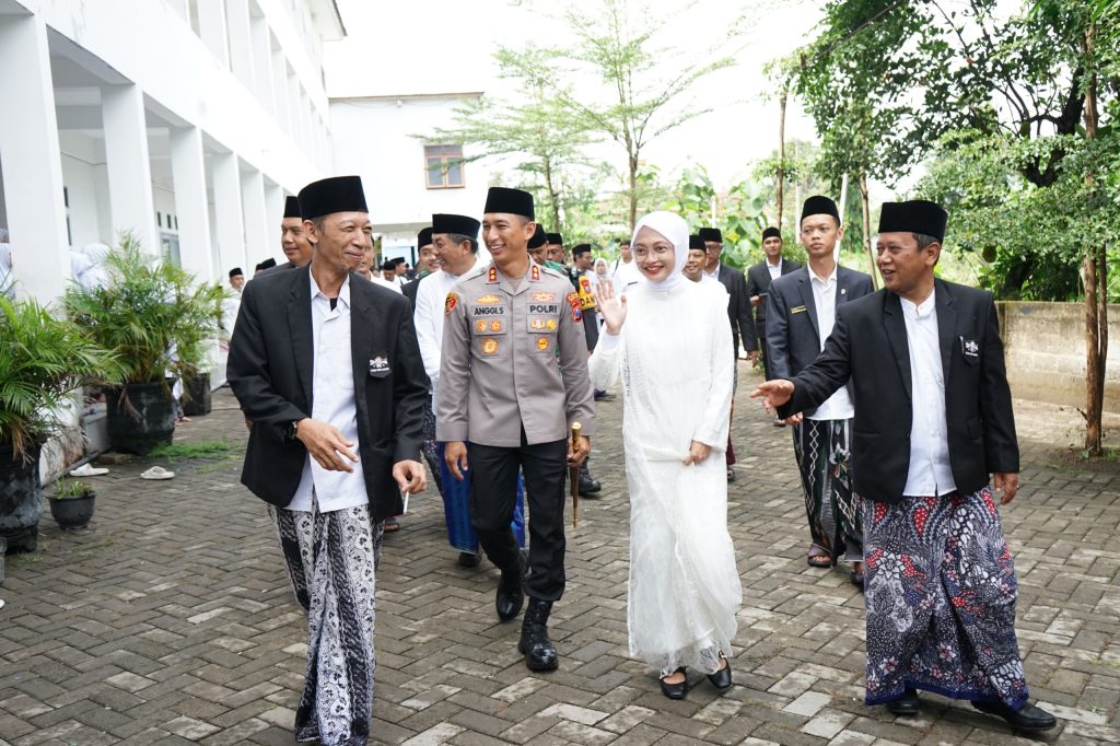Wali Kota Kediri, Vinanda Prameswati Peringatan Hari Santri Nasional (HSN) 2025 di Pondok Pesantren Al-Amien, Kota Kediri, Rabu (22/10/2025) (Dr/GOnews.id)