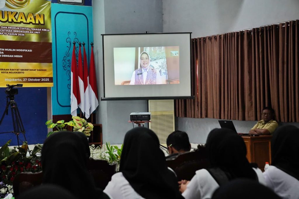 Wali Kota Mojokerto Ika Puspitasari membuka Pelatihan Berbasis Kompetensi Tahap IV di UPT Balai Latihan Kerja (BLK) Mojokerto, Senin (27/10/2025).(Diskominfo Kota Mojokerto)