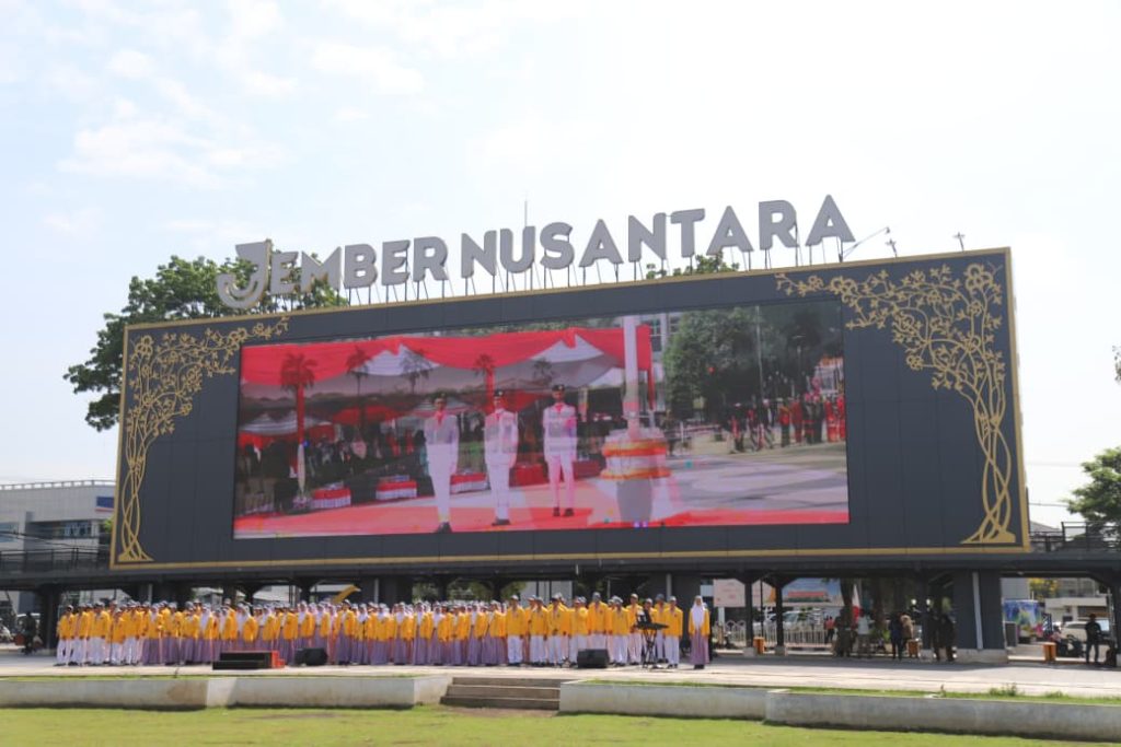 Upacara Sumpah Pemuda di Jember Tekankan Semangat Empati Pelaksanaan upacara peringatan hari sumpah pemuda ke 97 dialun alun Jember (foto Diskominfo Jember)