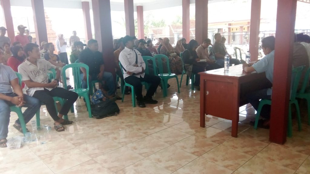 Warga Dusun Kumitir, Desa Kumitir, Kecamatan Jatirejo saat mediasi di Balai Desa, Rabu (29/10/2025) (HB/GOnews.id)