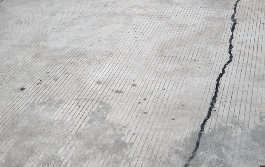 Baru Dikerjakan, Jalan Beton Bungkem Sudah Retak, Warga Kecewa Proyek rabat beton di Dusun Bungkem, Mojoanyar, retak sebelum digunakan