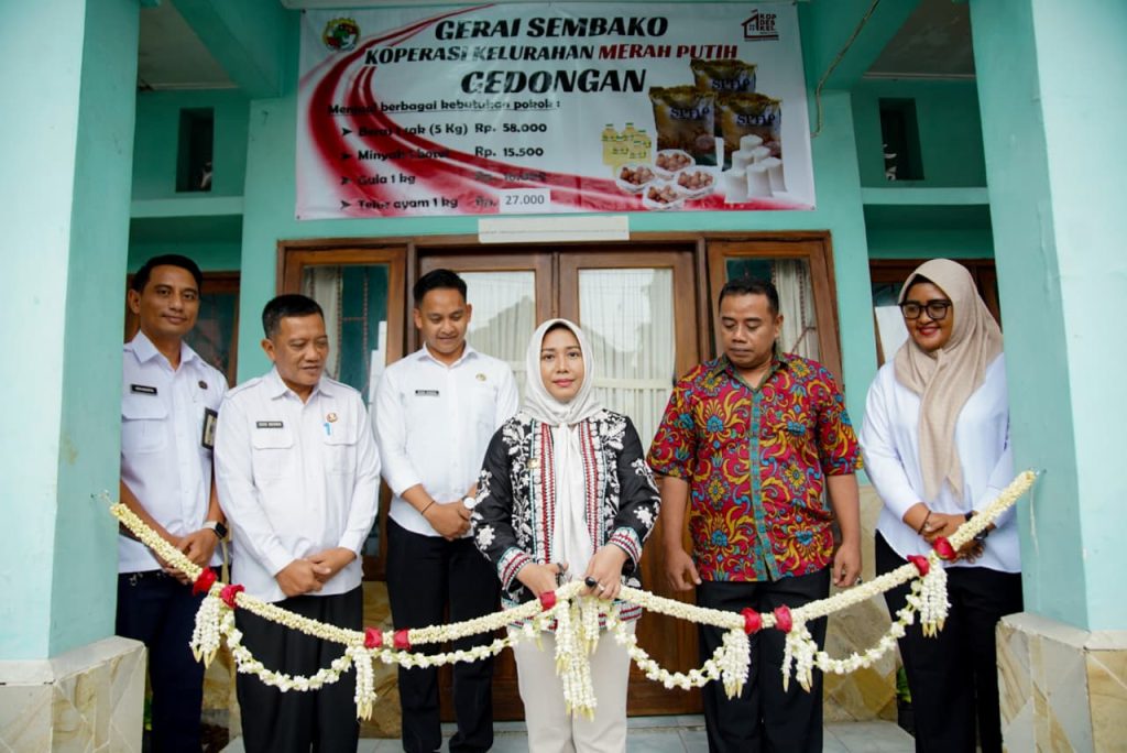 Ning Ita Resmikan Gerai KKMP Gedongan, Dorong Transformasi Layanan Digital Wali Kota Mojokerto, Ika Puspitasari, meresmikan Gerai Koperasi Kelurahan Merah Putih (KKMP) Gedongan, Rabu (29/10/2025)(Foto: Diskominfo Kota Mojokerto)