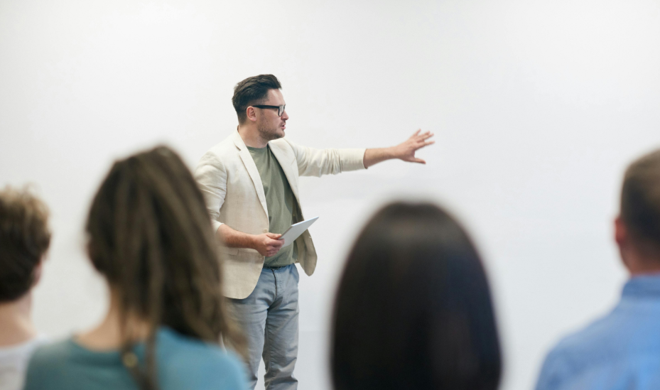 Ngomong Percaya Diri Cuma 10 Menit? Ini Rumusnya Seseorang belajar public speaking di depan umum. (Pic: Pexels.co.lm)
