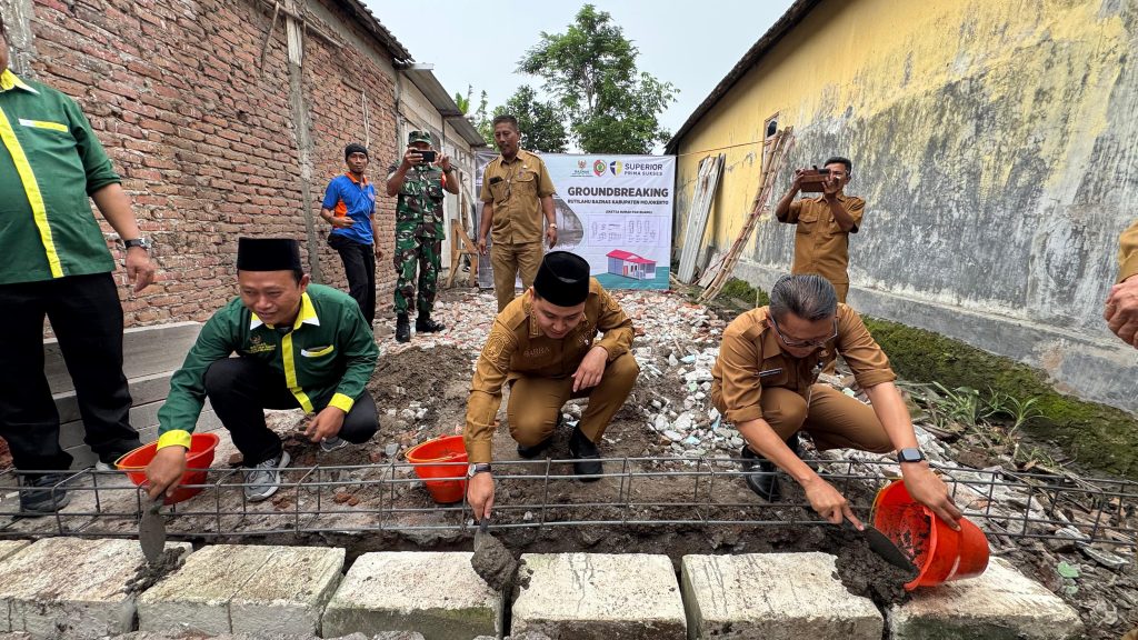97 Rumah Tak Layak Huni di Mojopilang Disulap Jadi Hunian Sehat Bupati Mojokerto, Muhammad Albarra bersama BAZNAS Mojokerto saat meletakkan batu pertama Program Pengentasan Permukiman Kumuh Terpadu (PPKT) di Desa Mojopilang, Kecamatan Kemlagi (Foto: Diskominfo Mojokerto)