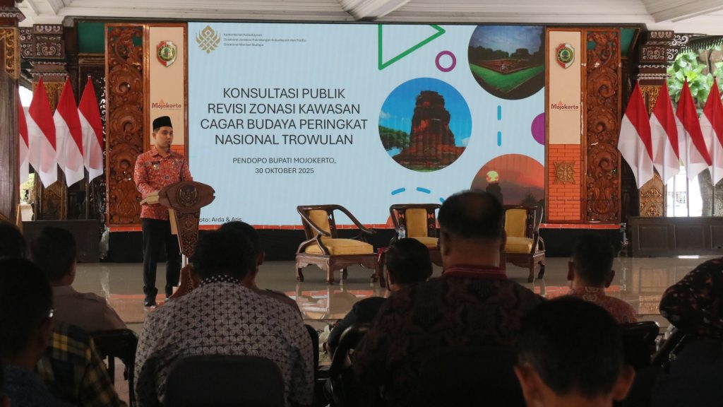 Zonasi Cagar Budaya Trowulan Direvisi, Gus Bupati Tegaskan Komitmen Pelestarian Bupati Mojokerto Muhammad Albarra saat memberikan sambutan dalam acara Konsultasi Publik Revisi Sistem Zonasi Kawasan Cagar Budaya Peringkat Nasional Trowulan di Pendopo Graha Maja Tama, Kamis (30/10/2025) (Foto: Diskominfo Mojokerto)