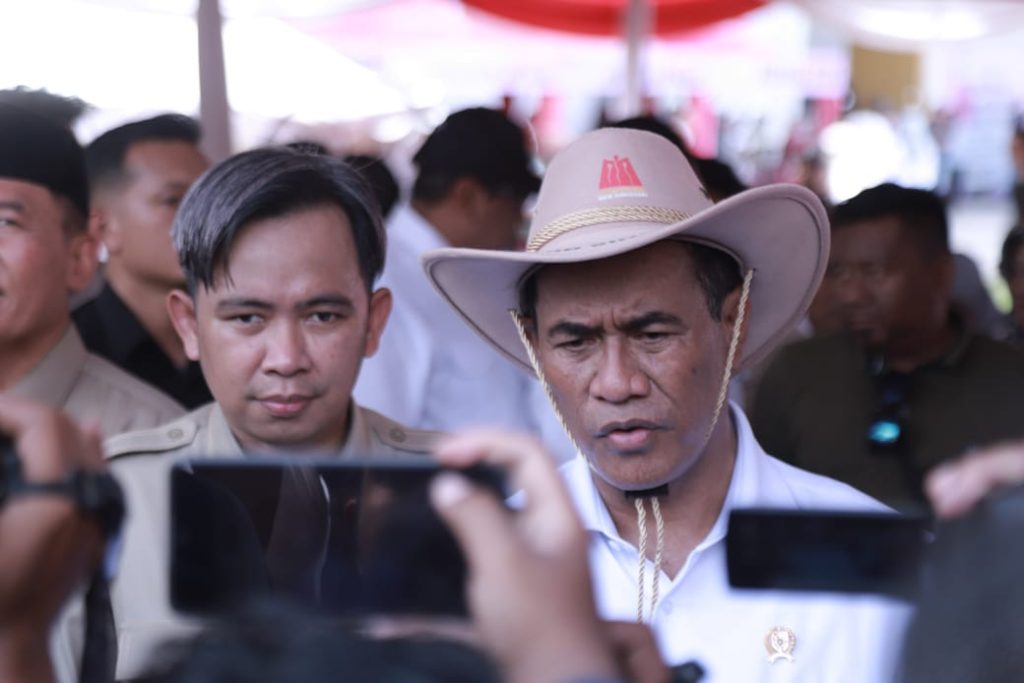 Mentri Pertanian beserta Bupati Jember saat wawancara dalam acara pembukaan Festival Sapi Bupati Jember Cup Season 2 (foto:Diskominfo Jember)