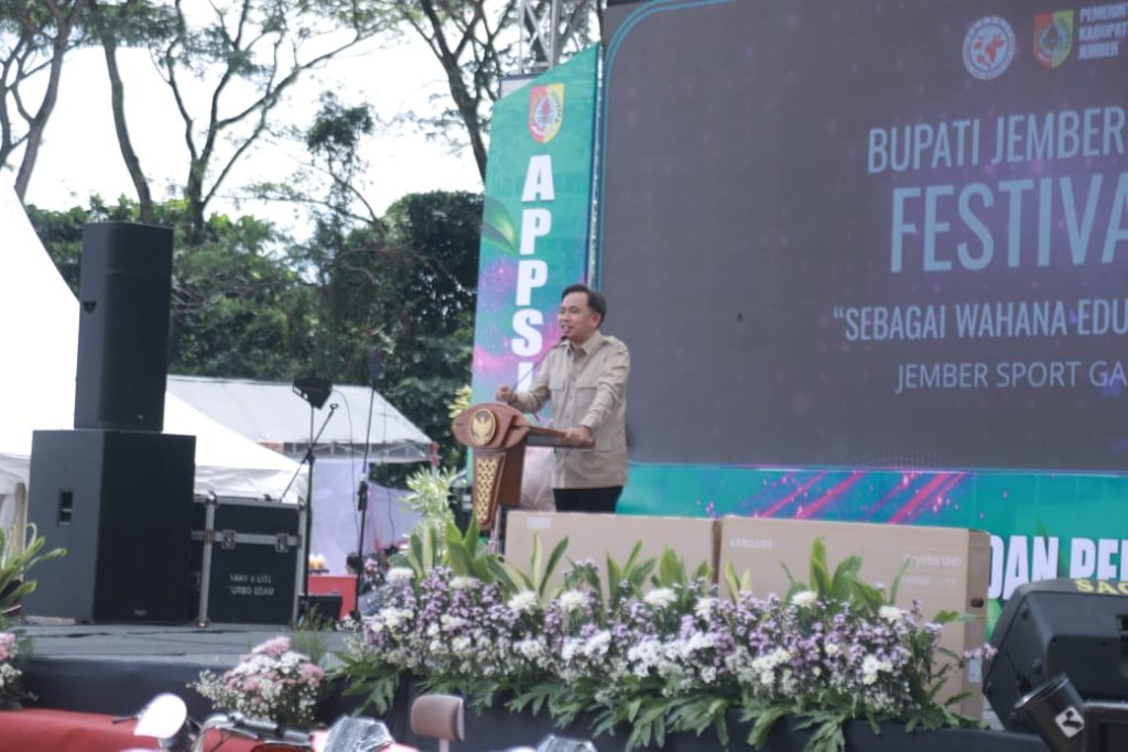 Bupati Jember Muhammad Fawaid dalam acara pembukaan festival sapi bupati cup season 2. Foto Edi Mulyono