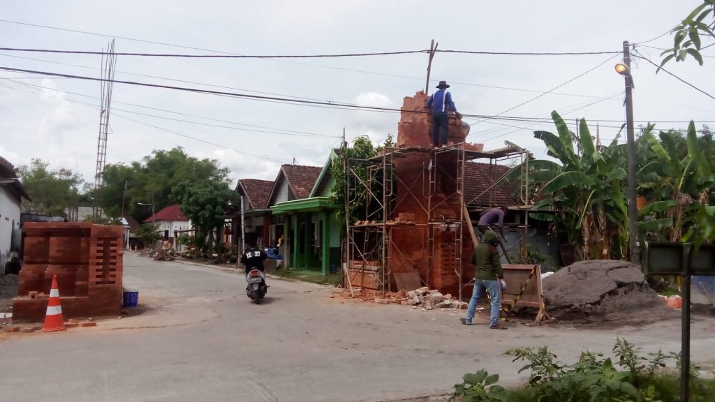 Proyek Gapura Mojopilang Mojokerto Tanpa Papan Informasi (HB/GOnews.id)