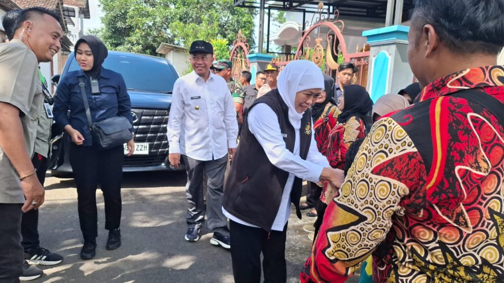 Gubernur JATIM Khofifah menyalami warga saat kunjungan kerja di Kelurahan Badean, Kecamatan Bondowoso, Kabupaten Bondowoso, Sabtu (1/11/2025) (Doni/GOnews.id)
