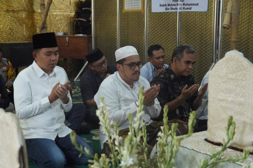 Bupati Jember bersama Ketua MPR RI saat berziarah ke makam habib Sholeh Tanggul (Foto: Diskominfo Jember)