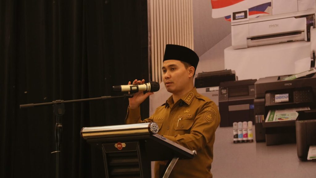Gus Bupati Dorong Belanja Produk Lokal dan Kuatkan UMKM Mojokerto Bupati Mojokerto Muhammad Albarraa, dalam kegiatan Optimalisasi Produk TKDN (Tingkat Komponen Dalam Negeri) dan PBJ Award 2025 yang digelar di XOW Resto, Banjaragung, Kecamatan Puri, Senin (3/11/2025) (HB/GOnews.id)