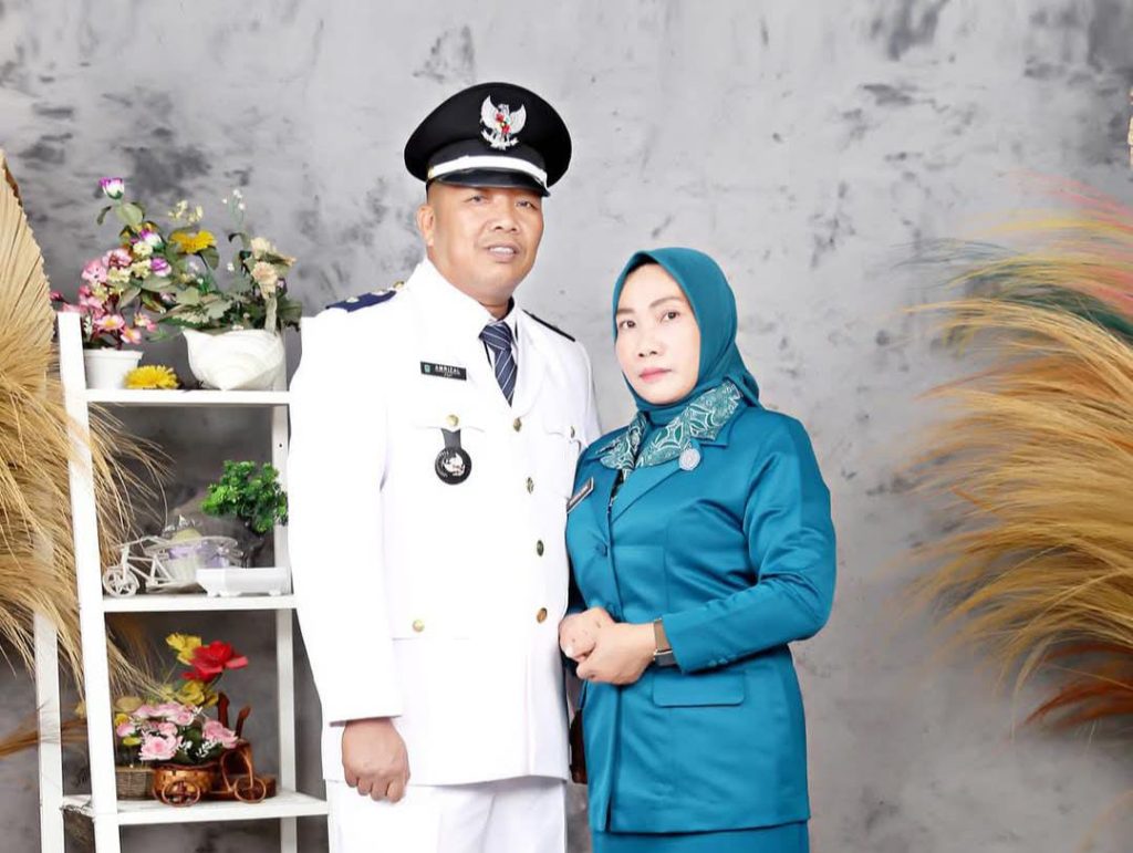 Kepala Desa Sandaran Galeh, Amrizal bersama istri (Vina/GOnews.id)