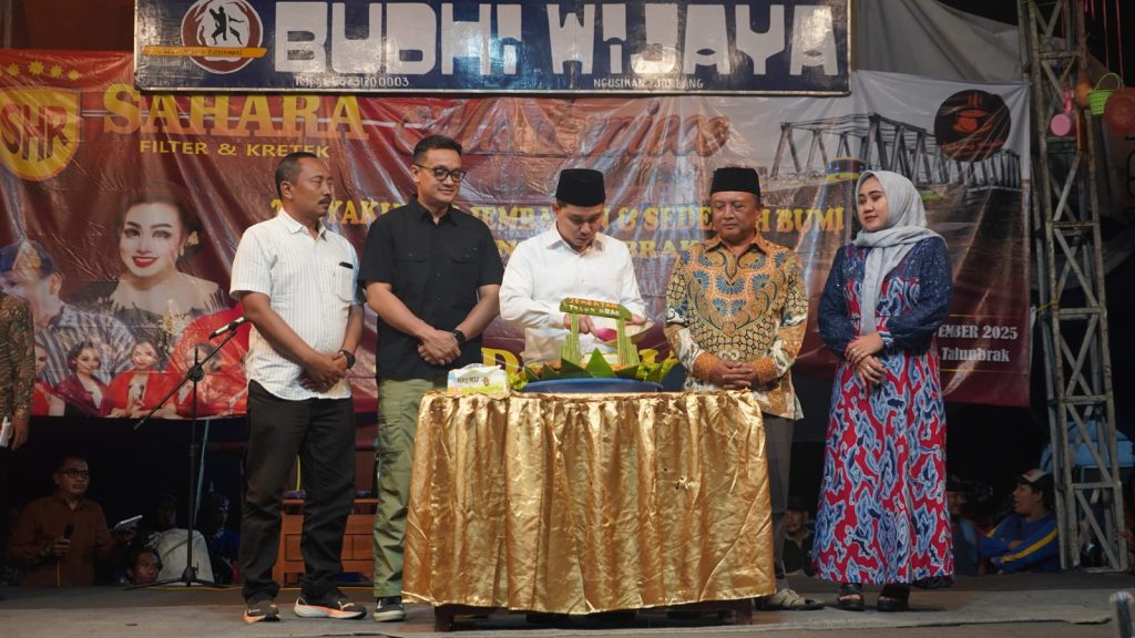 Bupati Mojokerto Muhammad Albarra saat tasyakuran dan sedekah bumi atas selesainya pembangunan Jembatan Talunbrak, Rabu (5/11/2025) (HB/GOnews.id)