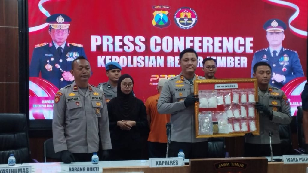 Polres Jember Bongkar Jaringan Narkoba Antarprovinsi, Sita 885 Gram Sabu dan 300 Butir Ekstasi Kapolres Jember menunjukkan barang bukti tindak pidana Narkoba (Foto Edi Mulyono/GOnews.id)