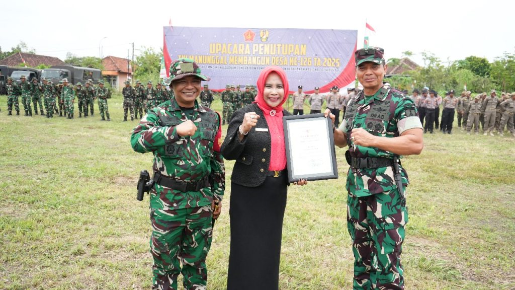 TMMD Sidoarjo Wujudkan Kemanunggalan TNI dan Rakyat Lewat Pembangunan di Desa Kedondong Upacara penutupan TNI Manunggal Membangun Desa (TMMD) ke 126 di Lapangan Desa Kedondong, Kecamatan Tulangan, Sidoarjo, Kamis (6/11/2025) (nug/GOnews.id)