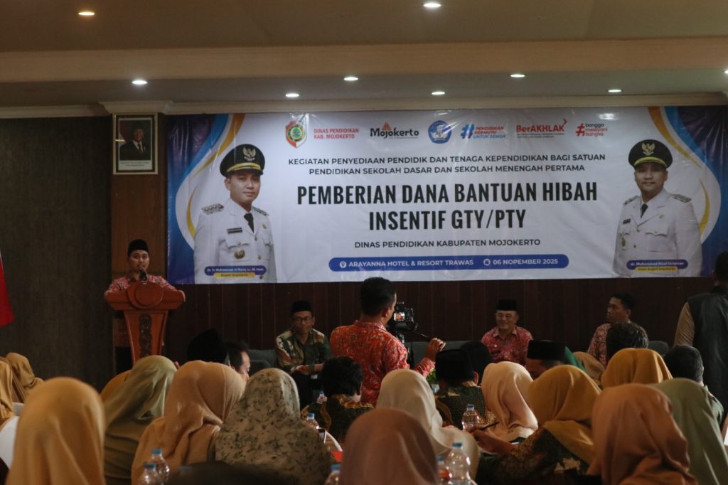 Bupati Mojokerto Muhammad Albarraa dalam acara pemberian insentif senilai Rp1,3 miliar lebih kepada Guru dan Pegawai Tetap Yayasan (GTY/PTY) di Hotel Arayana Trawas, Kamis (6/11/2025) (HB/GOnews.id)