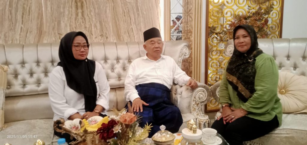 Aktivis Lingkungan Dukung Kiai Asep Berantas Tambang Ilegal di Mojokerto Sumartik, Ketua Srikandi Indonesia (baju putih) bersama Prof. KH. Asep Saifuddin Chalim (HB/GOnews.id)