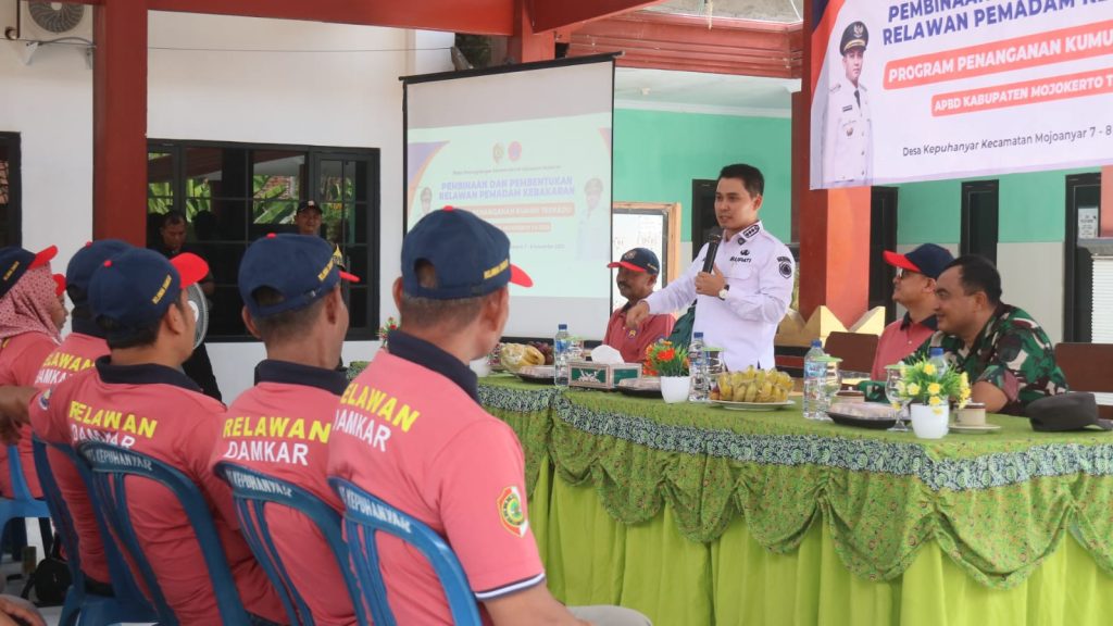 Desa Kepuhanyar Terima Bantuan Alat Pemadam Kebakaran Bupati Mojokerto Muhammad Albarraa
