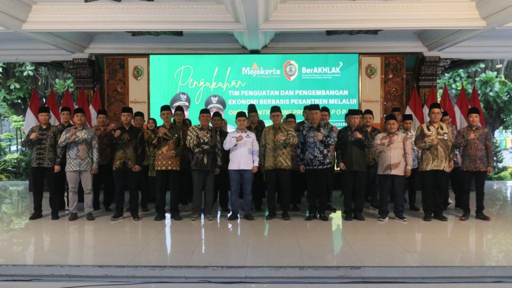 Pemkab Mojokerto Dorong Kemandirian Ekonomi Pesantren Suasana pengukuhan Tim Penguatan dan Pengembangan Pesantren dalam program One Pesantren One Product (OPOP) di Pendopo Graha Majatama, Jumat (7/11/2025) (HB/GOnews.id)