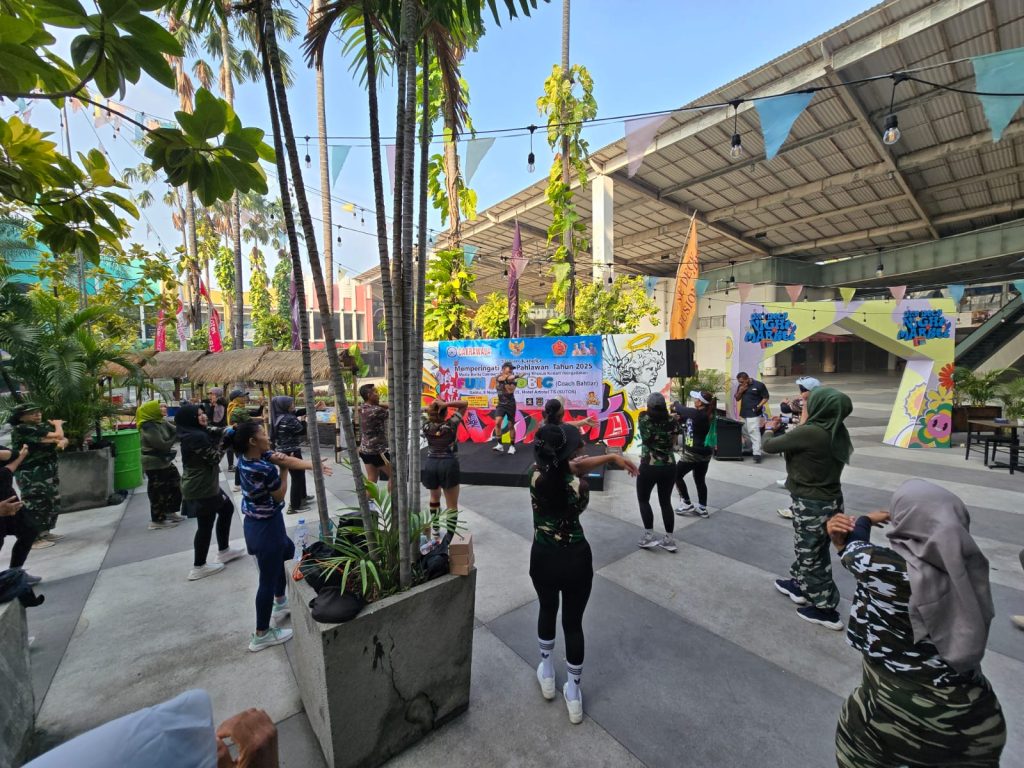 80 veteran dan keluarga meramaikan Fun Aerobic di ARTOTEL TS Suites Surabaya untuk menyambut Hari Pahlawan (Doni/Markom)