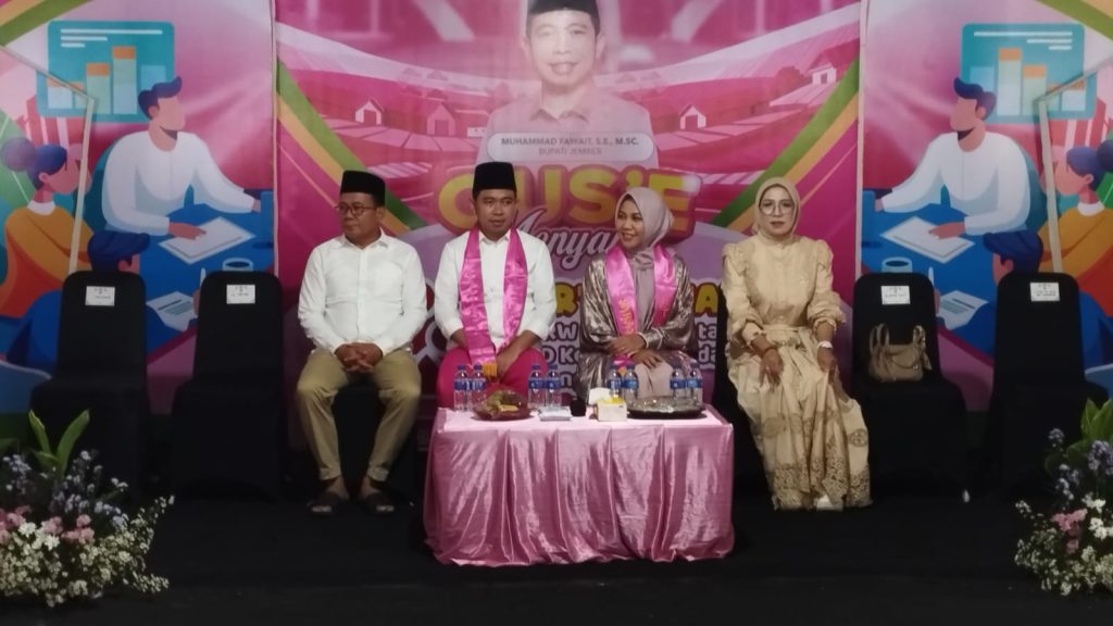 Bupati Jember Muhammad Fawaid dalam acara Gus,e menyapa RT/RW di Balai Desa Jombang (Edi Mulyono/GOnews.id)