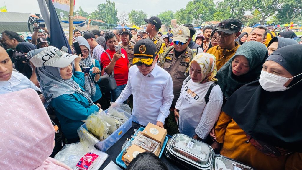 Bupati Mojokerto, Muhammad Albarraa saat mengunjungi pasar murah HUT Nasdem ke-14 di Lapangan Desa Pohkecik, Kecamatan Dlanggu, Minggu (9/11/2025) (Foto: Diskominfo Mojokerto)