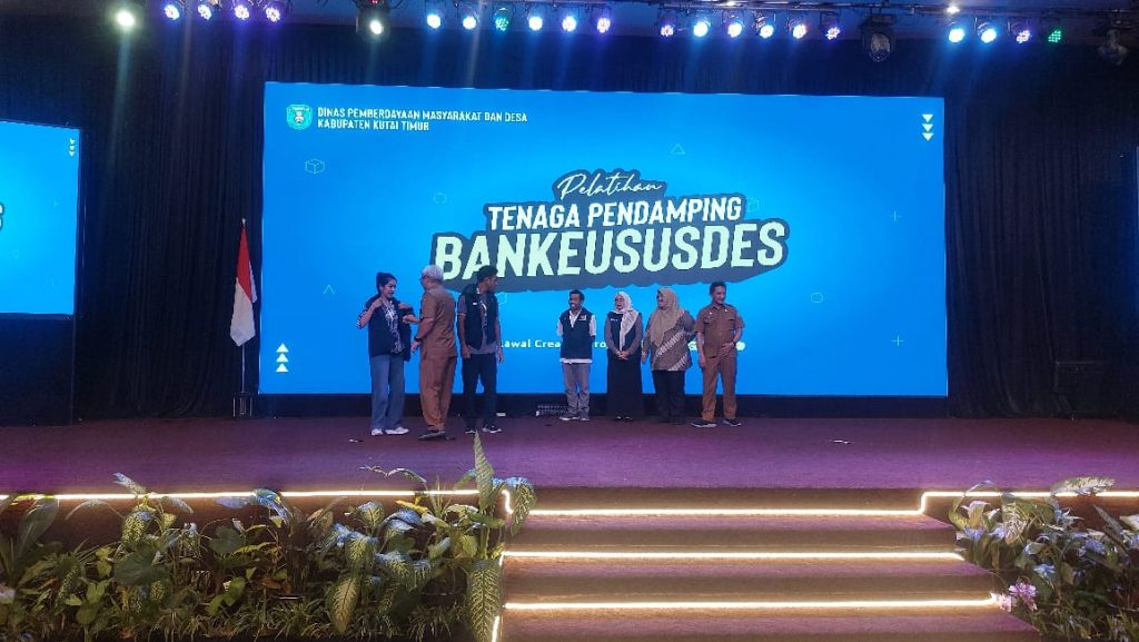 Kepala Dinas Pemberdayaan Masyarakat dan Desa (DPMD) Kutai Timur, Muhammad Basuni, meresmikan pembukaan Bimbingan Teknis (Bimtek) Kader Pemberdayaan Masyarakat Desa (KPMD) di Hotel Aston Samarinda, Senin (10/11/2025) (Wahyudi/GOnews.id)