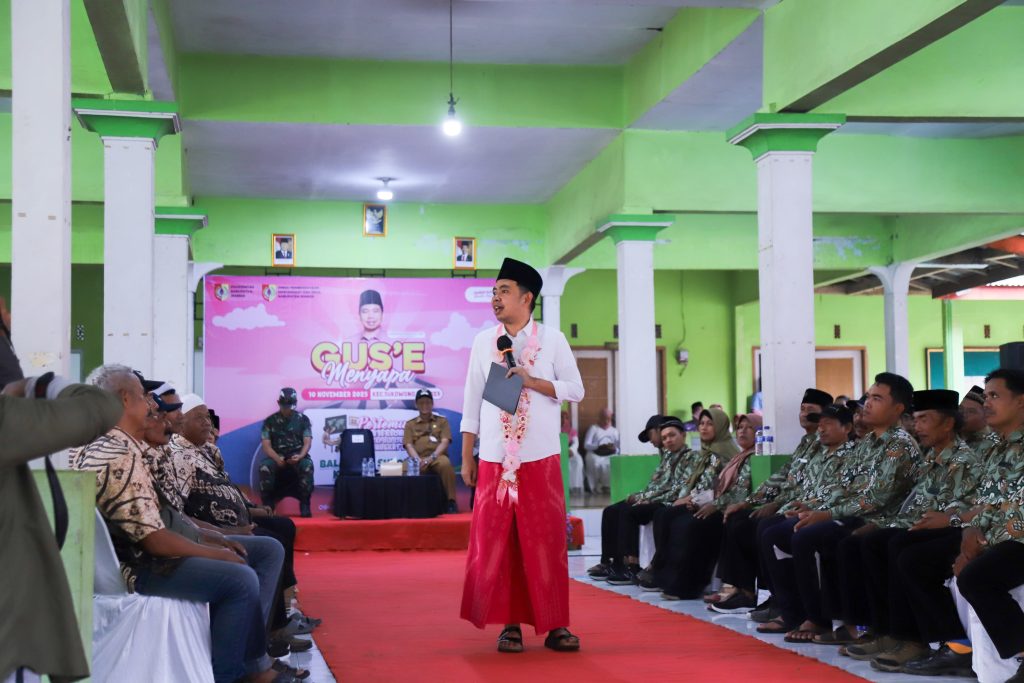Gus Fawait Ajak Warga Sukowono Perkuat Keluarga Lewat Pendidikan dan Sholawat Bupati Jember Muhammad Fawaid dalam acara Sholawat Kampung (foto: Diskominfo Jember)