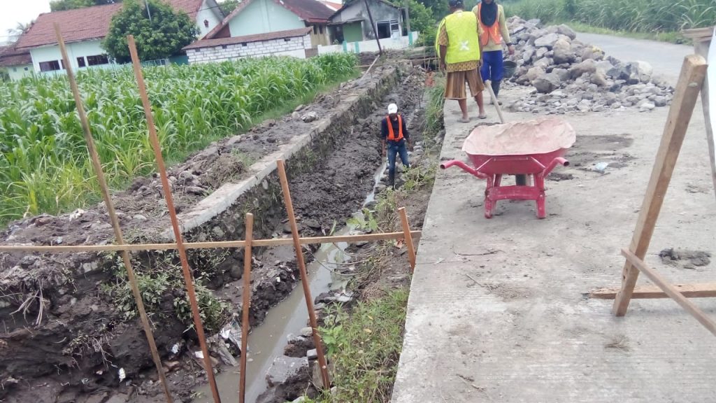 Proyek Rehabilitasi Jalan Sumberkarang Dimulai, Warga Sambut Antusias Proyek rehabilitasi jalan Desa Sumberkarang Mojokerto senilai Rp246 juta dari PAPBD 2025 (HB/GOnews.id)