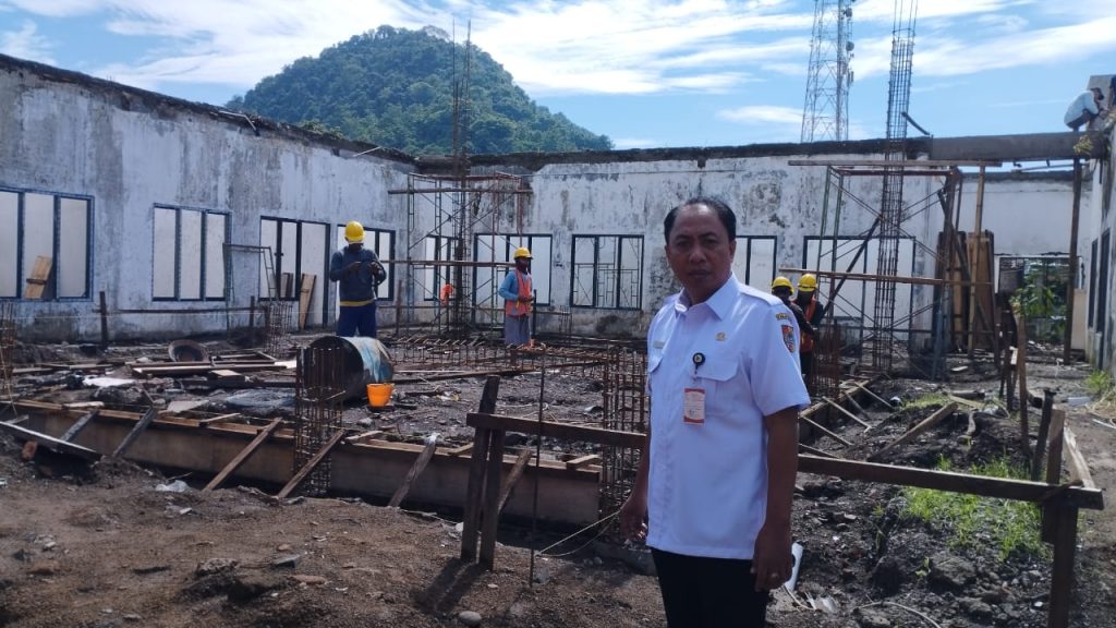 Mangkrak Bertahun-Tahun, Kantor Kecamatan Jenggawah Akhirnya Dibangun Kembali di Era Gus Fawaid Camat Jenggawah Soetjahyo sewaktu meninjau pelaksanaan pembangunan Kantor Kecamatan (foto: Edi Mulyono/GOnews.id)