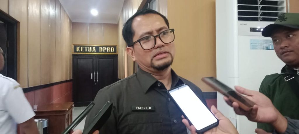 KP3 Bondowoso Siap Tindak Tegas Kios Pupuk Langgar HET Ketua KP3 Kabupaten Bondowoso saat dimintai keterangan di Gedung Paripurna DPRD Kabupaten Bondowoso ( 12/11/2025) (Doni/GOnews.id)