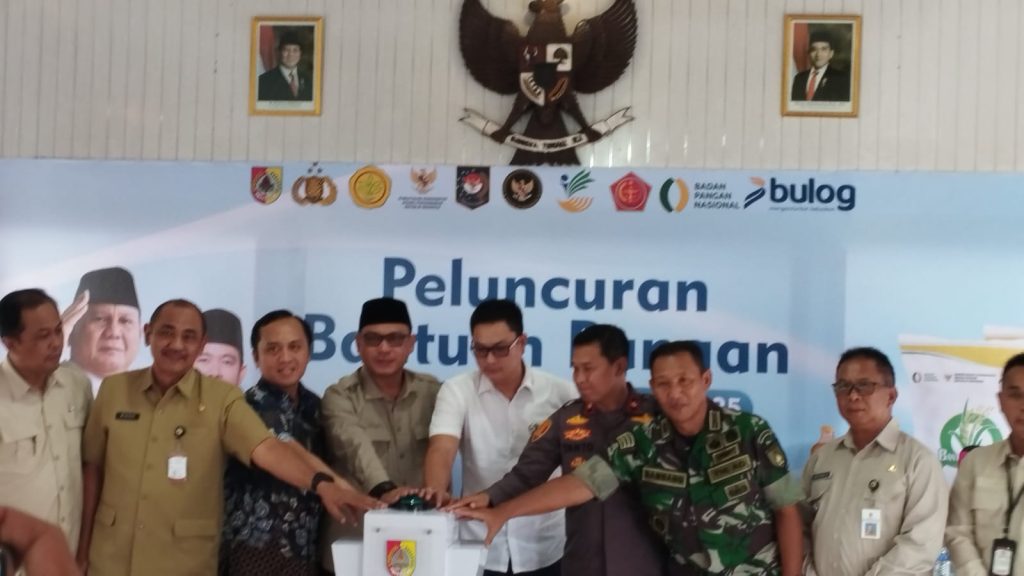 Kepala Dinsos bersama Kepala Buloq Jember saat launching Peluncuran bantuan pangan (Foto: Edi Mulyono/GOnews.id)