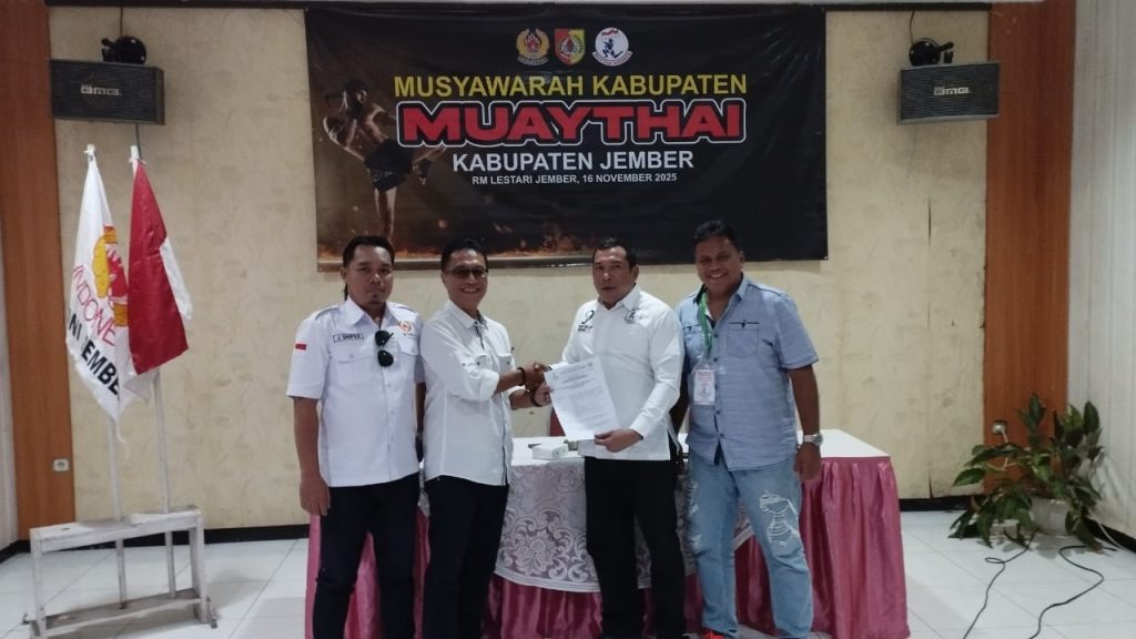 Foto Edi Mulyono.penyerahan berita acara musyawarah kepada ketua terpilih Zamroni Ulfa
