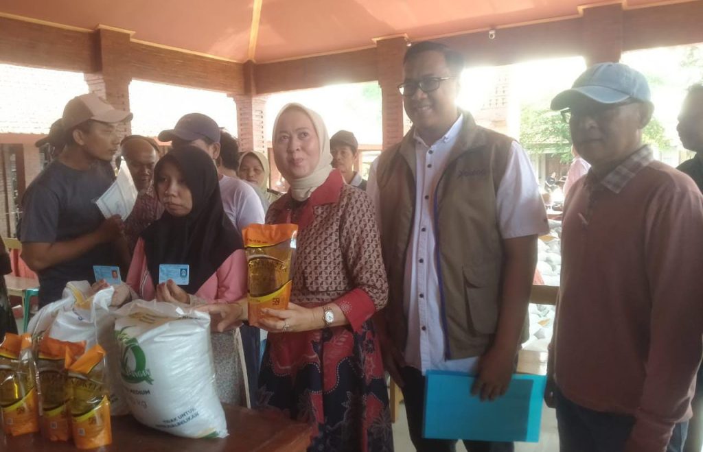 BULOG Salurkan Bantuan Pangan di Blimbingsari, DPR RI Pantau Langsung Penyaluran bantuan pangan untuk warga Desa Blimbingsari, Kecamatan Sooko, Kabupaten Mojokerto di Balai Desa Blimbingsari pada Rabu (26/11/2025) (HB/GOnews.id)