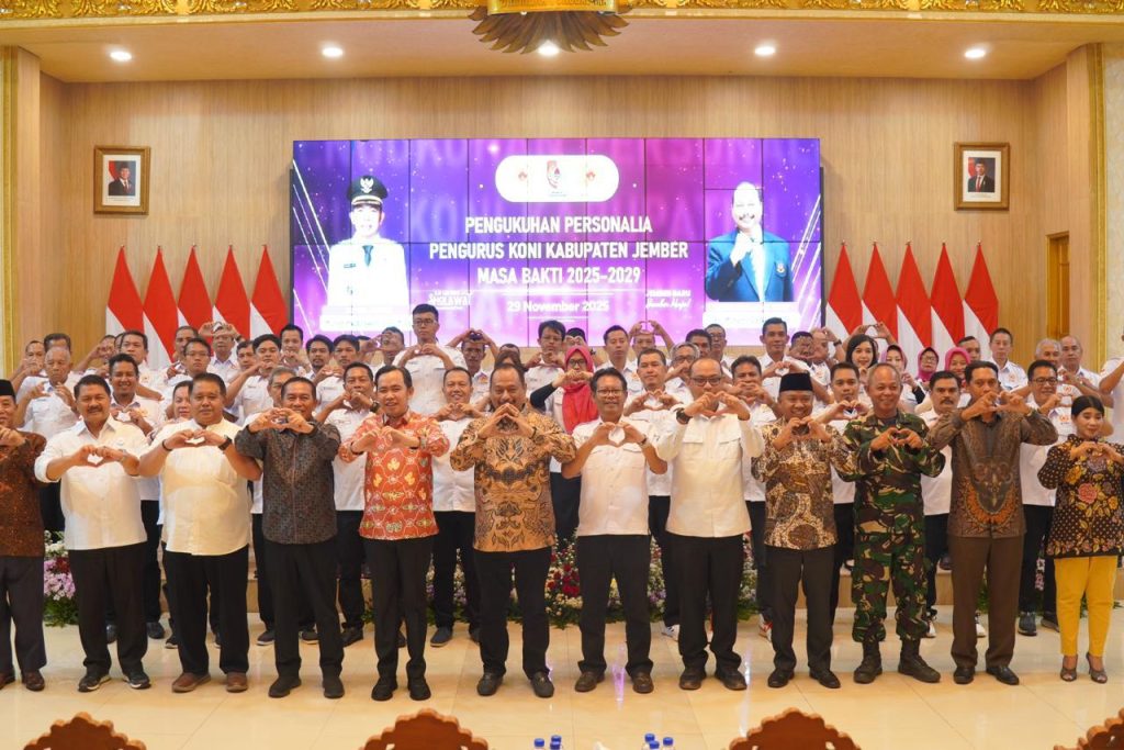 Foto Edi Mulyono.Bupati Jember Muhammad Fawaid bersama pengurus KONI Jember di acara Pelantikan KONI Jember