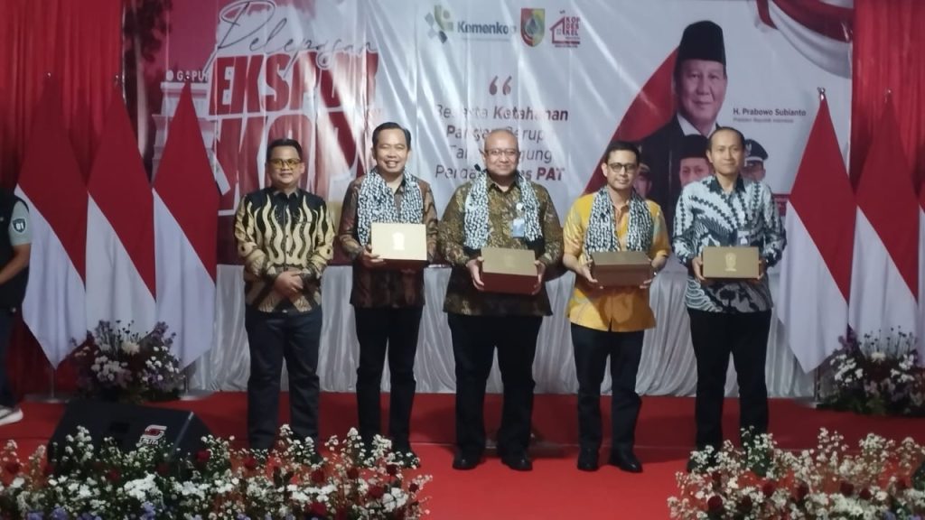 Koperasi Desa Sidomulyo Ekspor Kopi ke Mesir, Pertama di Indonesia Foto Edi Mulyono.kepala desa Sidomulyo Kamiludin saat pemberian cindra mata kepada Bupati Jember