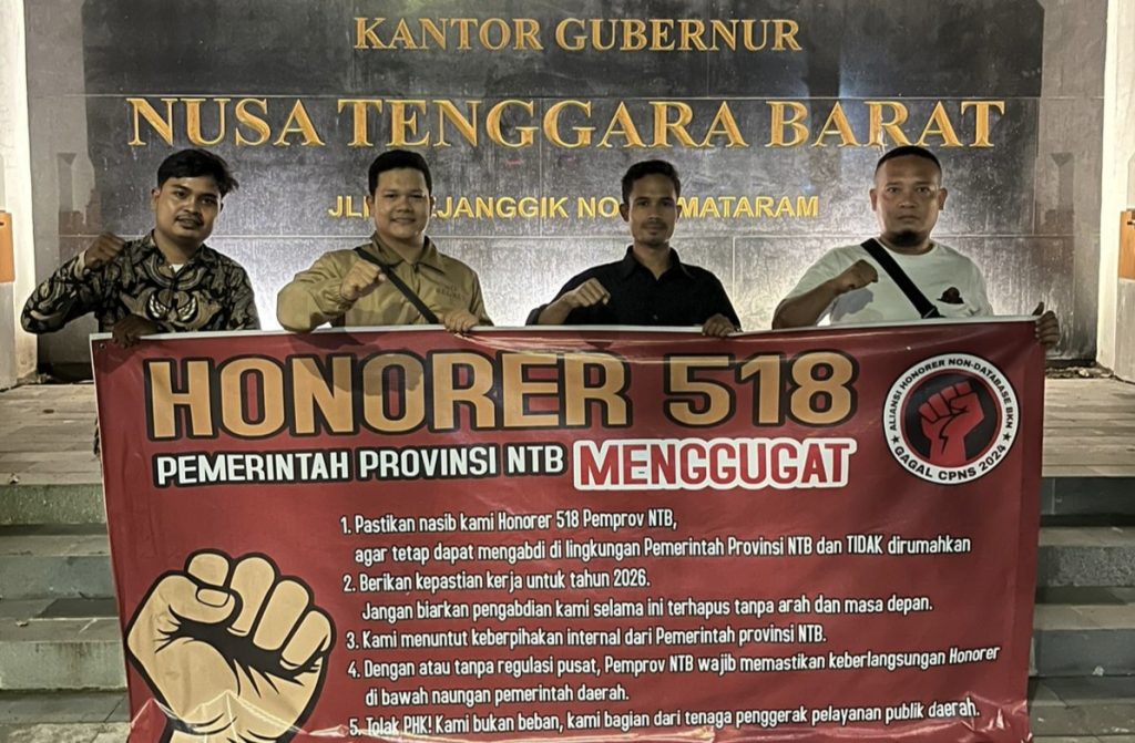 Honorer 518 NTB Gugat Nasib, Pasang Spanduk Tuntutan di Depan Kantor DPRD dan Gubernur Honorer 518 NTB gelar aksi simbolik pasang spanduk tuntutan di depan DPRD dan Kantor Gubernur NTB menolak ketidakpastian nasib (Alek/GOnews.id)
