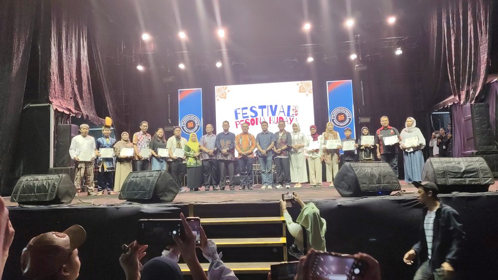 Festival Pesona Budaya Kutai Timur (Kutim) 2025 resmi dibuka di Lapangan Helipad Bukit Pelangi, Jumat (21/11/2025)
