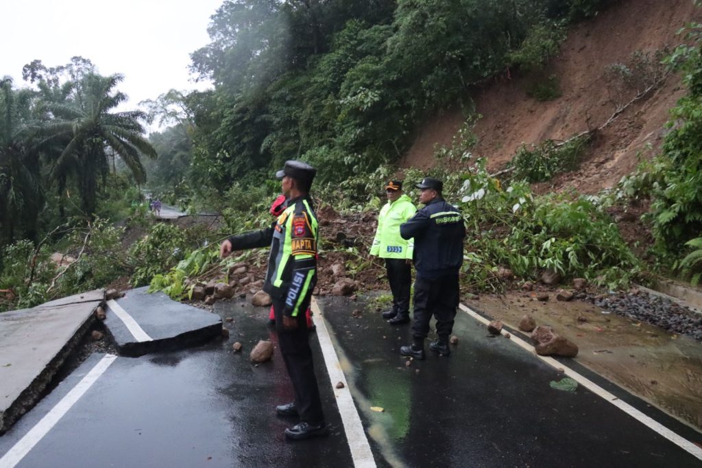 Longsor Putus Jalur Provinsi, Polres Pasbar Ambil Langkah Cepat