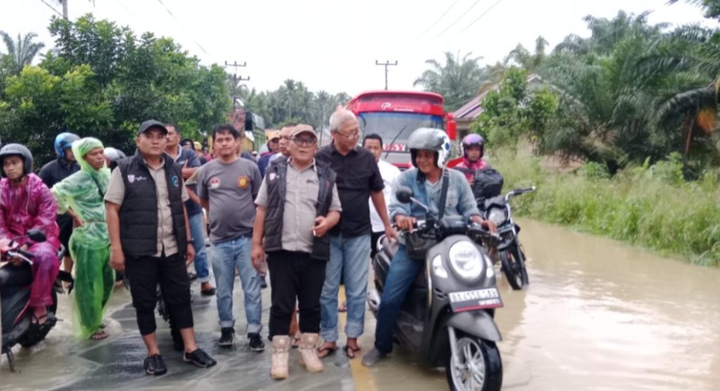Luapan Batang Pasaman Tahan Rombongan Bupati Yulianto