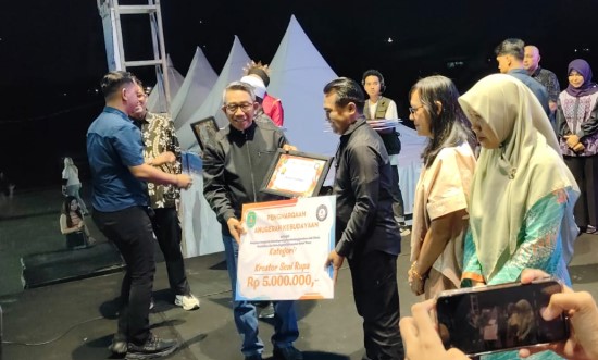 Anugerah Kebudayaan 2025, Kutim Apresiasi Para Pelestari Seni dan Budaya Daerah Bupati Kutim, Ardiansyah Sulaiman saat memberikan penghargaan kepada salah satu penerima Agung Suroso dalam Festival Magic Land 2025 di Polder Ilham Maulana, Jumat (14/11/2025) (AM/GOnews.id)
