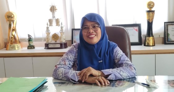 Kampung Beragam Hadir untuk Atasi Krisis Sampah Sangatta Utara Camat Sangatta Utara, Hasdiah Dohi saat diwawancarai di Ruang Kerjanya
