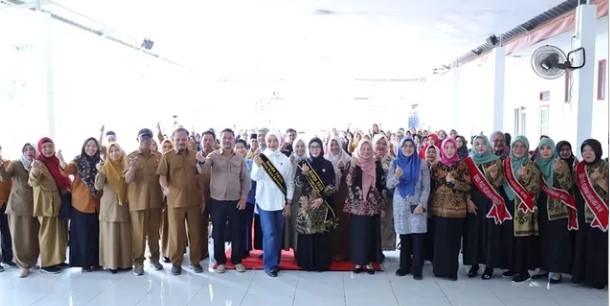 Bunda PAUD Kukar Dorong Akselerasi Layanan PAUD Bermutu Bunda PAUD Kukar, Andi Deezca Pravidhia Aulia Rahman Basri, dalam Kelas Parenting PAUD se-Kecamatan Sanga Sanga yang digelar di Kantor Camat Sanga Sanga, Senin (27/10/2025)